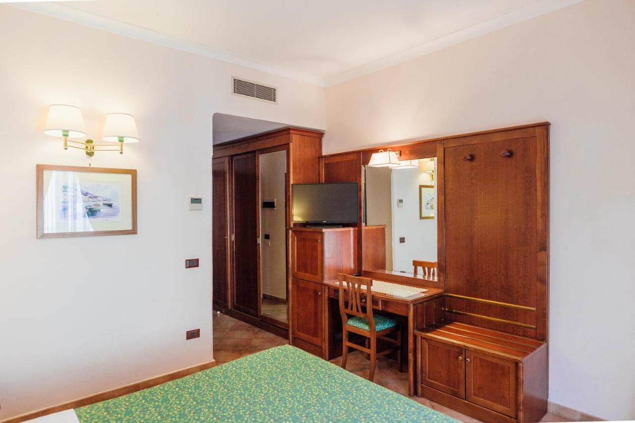 Hotel Montana Sant'Agata sui due Golfi Bagian luar foto